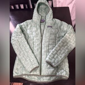Patagonia Women's Light Green micro puff Packable hooded Jacket. Size M.